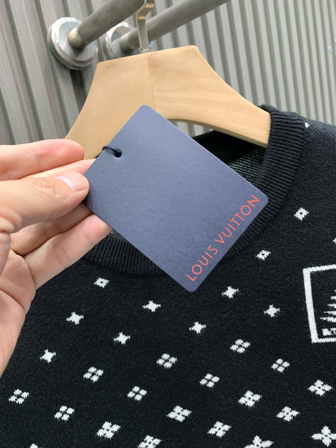 🅿️360 🀄️ Louis Vuitton Louis Vuitton 1v25fw autumn and winter new ski Christmas wear knitted pullover Gradient snowflake fir tree pattern new snowflake gradient knitted long sleeve This long sleeve adopts an original pattern design, full of modern flavor This charming organic cotton uses an elegant jacquard weave. A delicate gradient effect snowflake pattern is printed on a black background. The signature and fir tree appliqué on the back complete it.